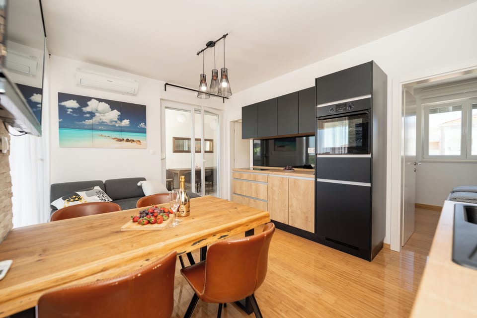 Apartment, 3 Bedrooms, Smoking, Balcony | Dining room