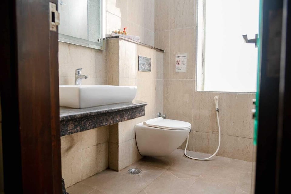 Shower, rainfall showerhead, free toiletries, slippers