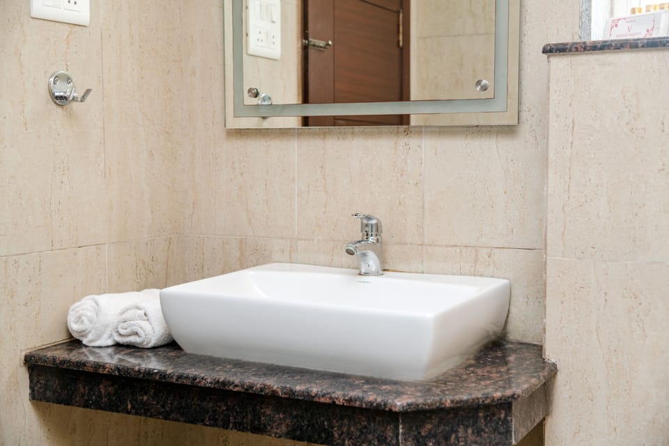 Shower, rainfall showerhead, free toiletries, slippers