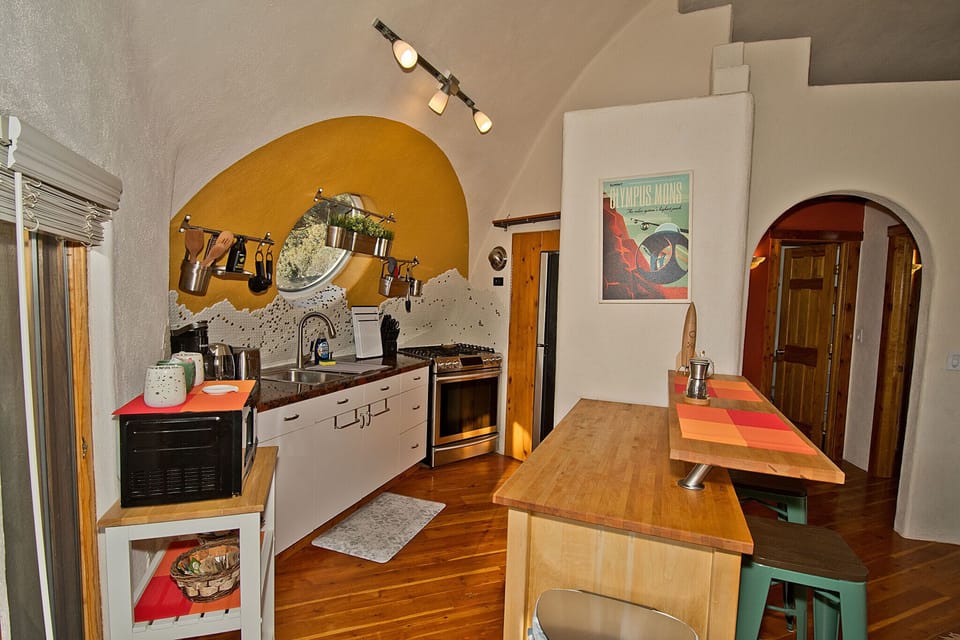 Full Kitchen with Bar for Dining (2)