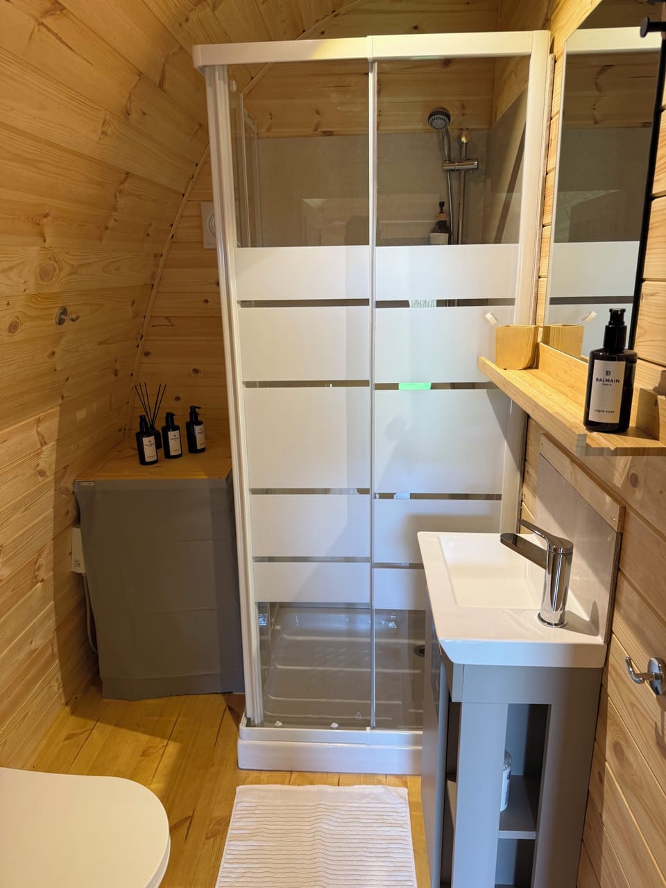 Deluxe Cabin | Bathroom | Shower, free toiletries, hair dryer, towels