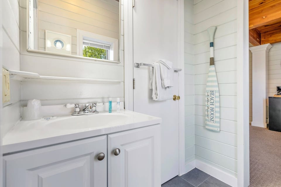 Carriage House King Suite with Deck | Bathroom | Combined shower/tub, free toiletries, hair dryer, towels