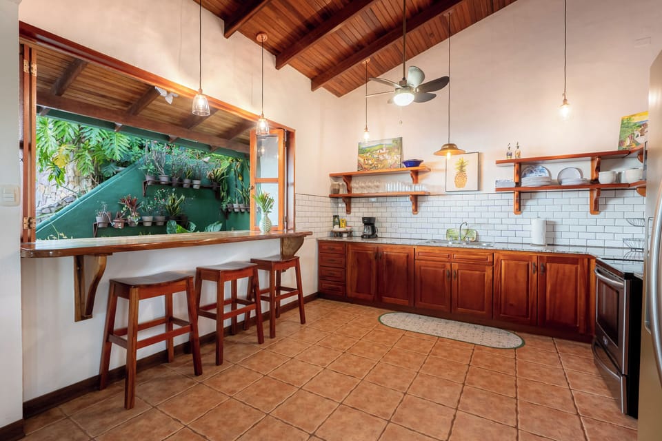 KITCHEN AND BREAKFAST COUNTER (1)