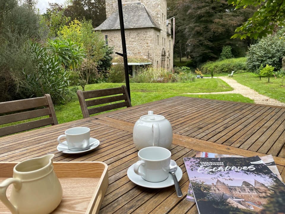 Grange terrasse avec vue manoir