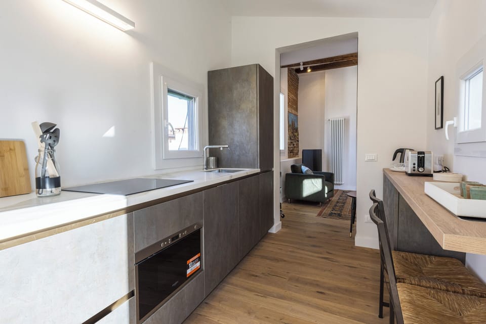 Deluxe Duplex, City View | Private kitchen | Stovetop, cookware/dishes/utensils