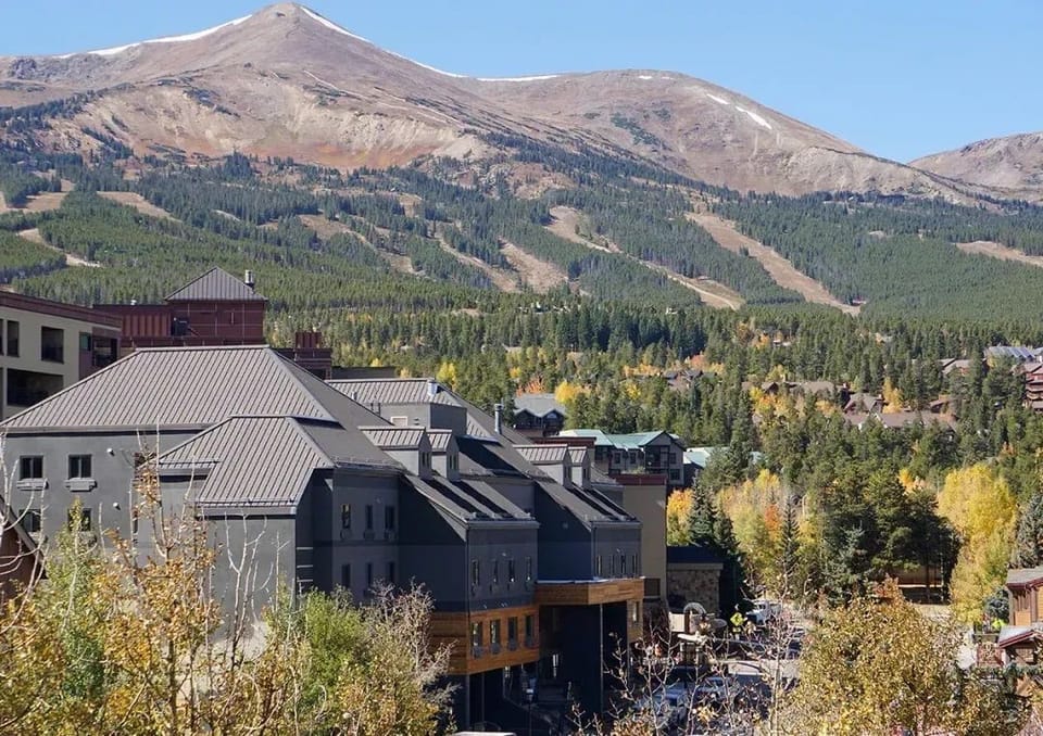 Stunning mountain views surround this charming alpine retreat, offering the perfect blend of nature and relaxation.