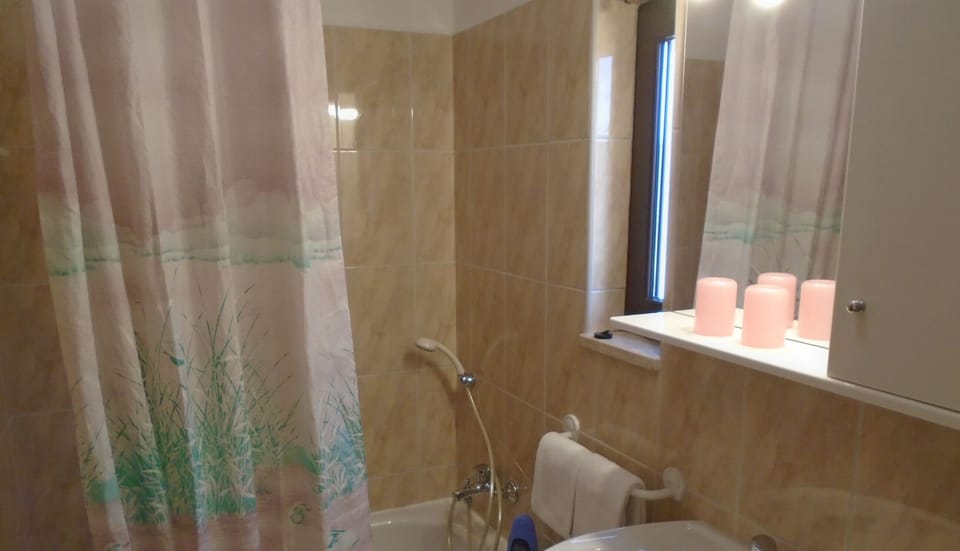 Standard Double Room | Bathroom | Free toiletries, hair dryer, towels, soap