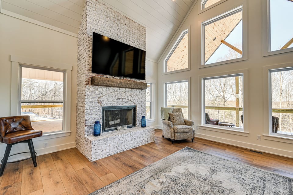 Living Room | Smart TV | Free WiFi | Central Air Conditioning/Heat | 1st Floor