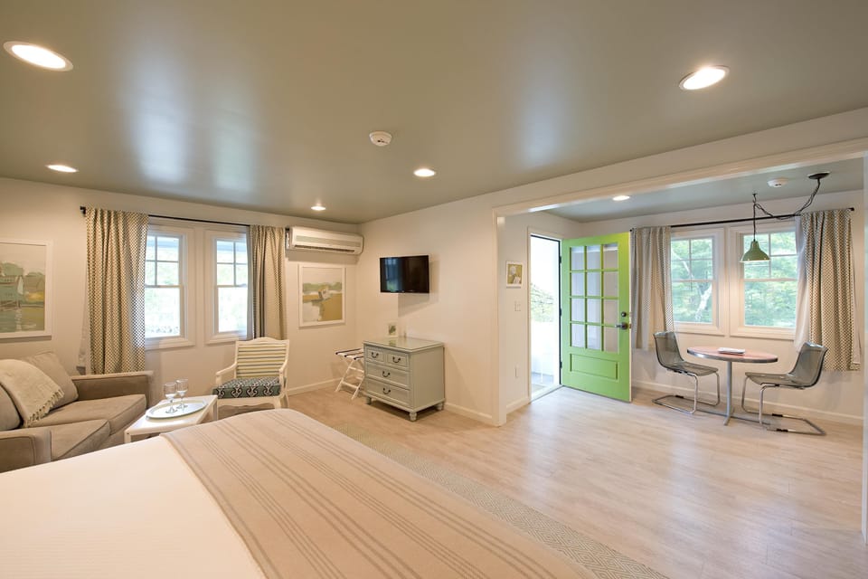 Suite (Cove) | Iron/ironing board, cribs (free), WiFi (free), individually decorated