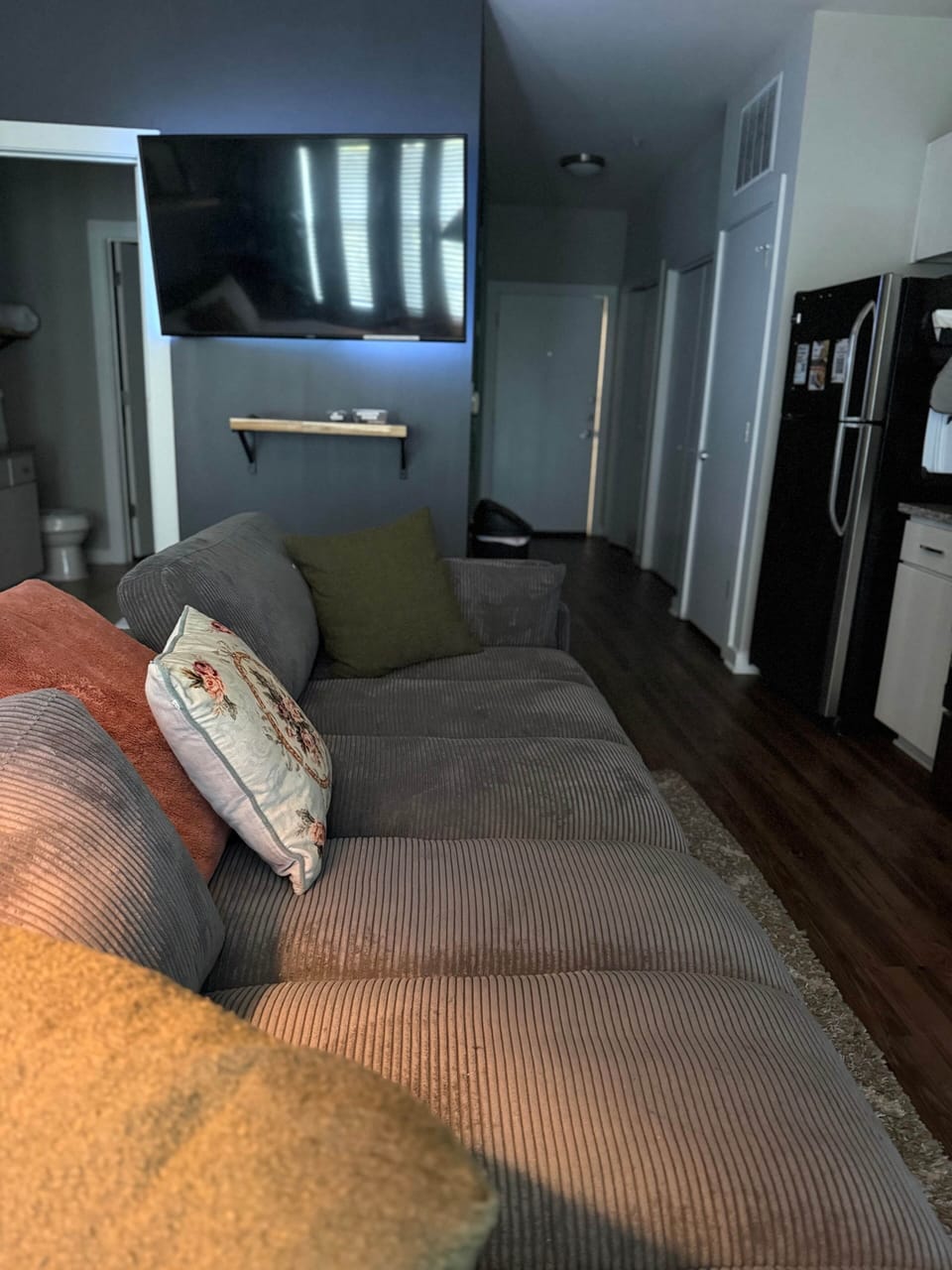 sitting area & additional sleeping area