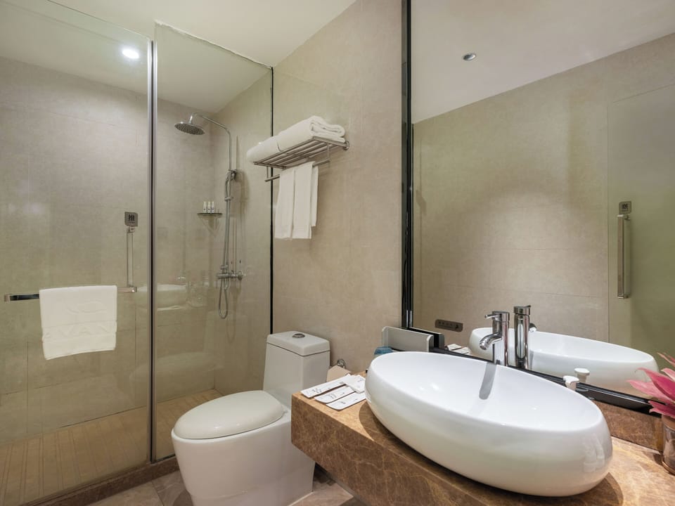 Superior Double Room | Bathroom | Shower, hair dryer, slippers, towels