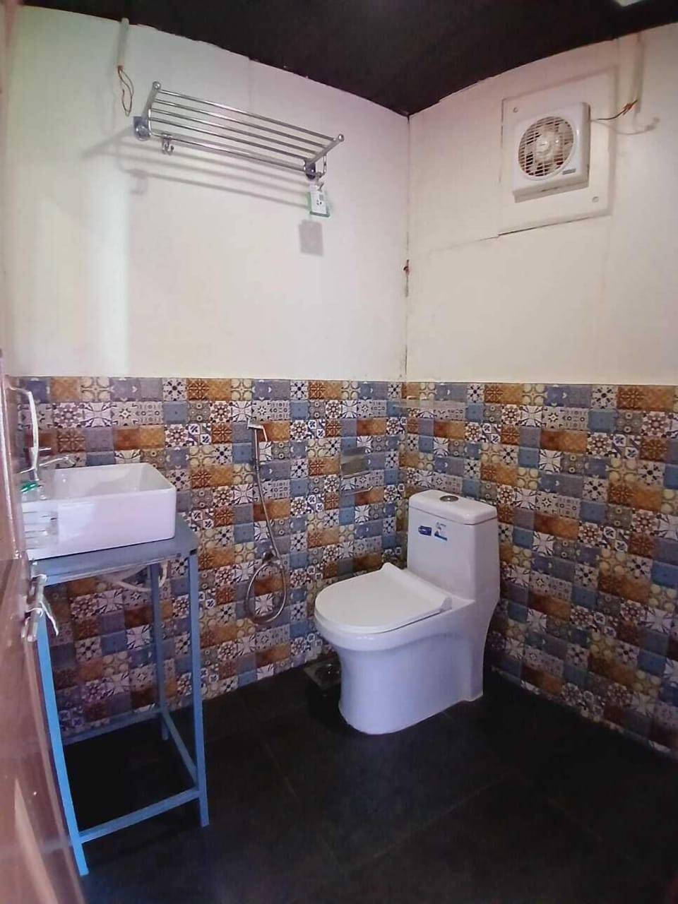 Deluxe Studio Suite, Sea View | Bathroom | Shower, towels, soap, shampoo
