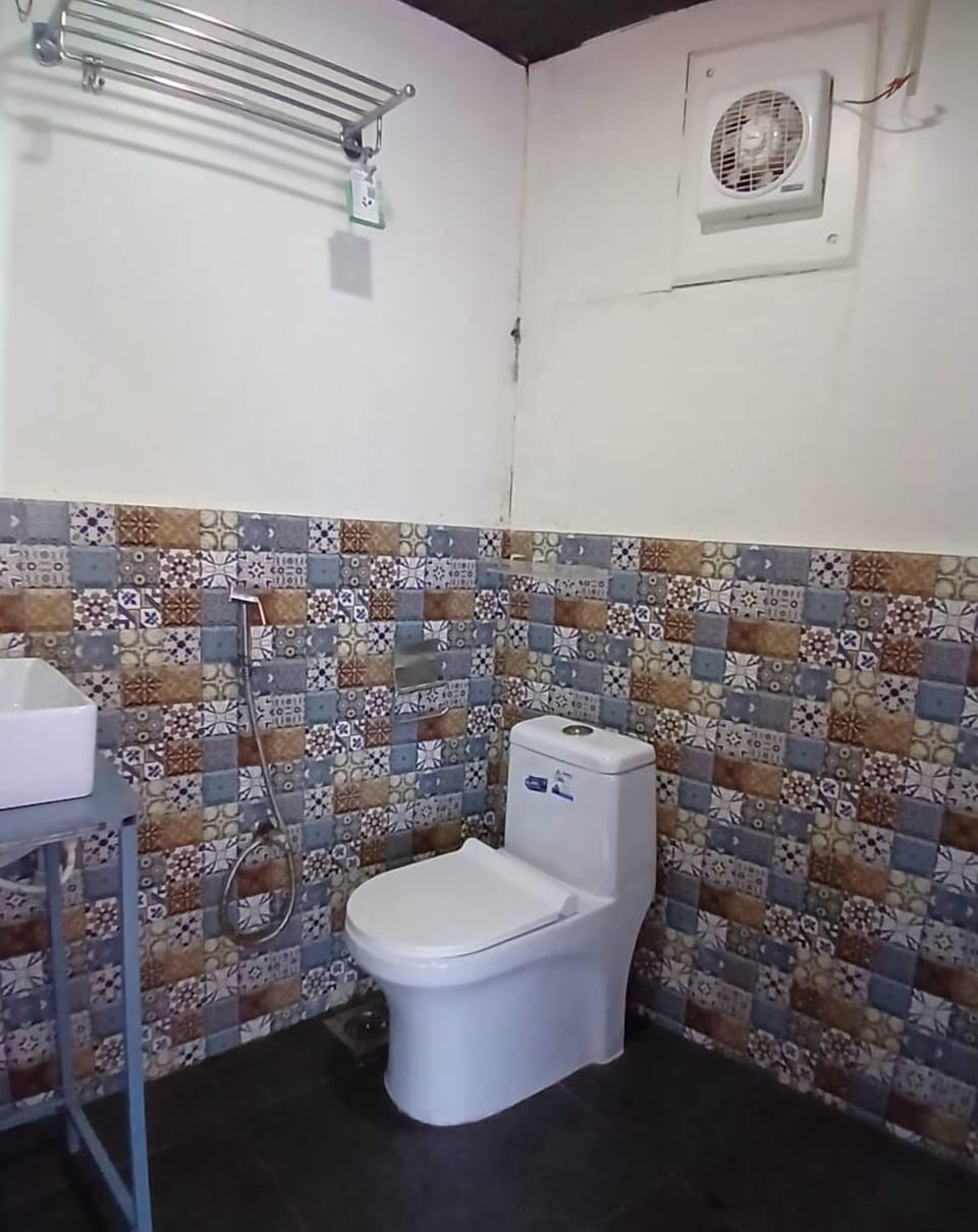 Deluxe Studio Suite, Sea View | Bathroom | Shower, towels, soap, shampoo