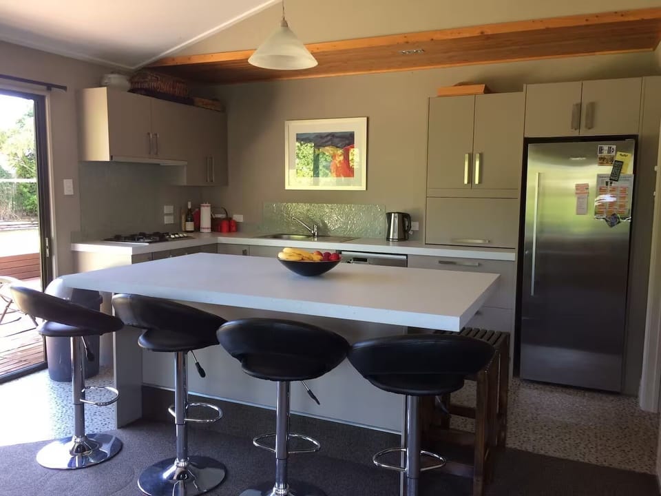 Kitchen island bar area