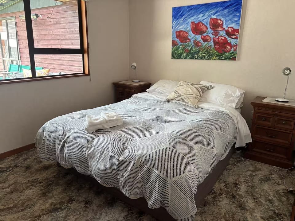 Bedroom 1 - Queen Bed
