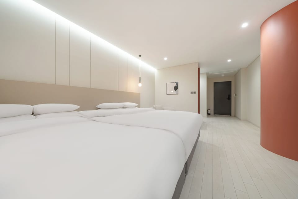 Junior Suite | Premium bedding, down comforters, desk, soundproofing