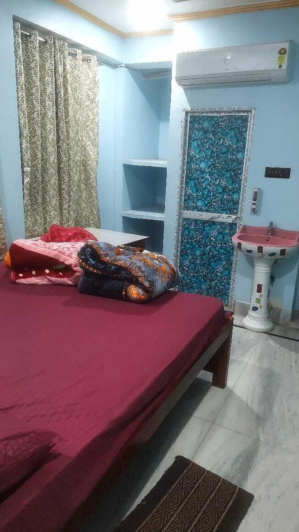Deluxe Room | Iron/ironing board