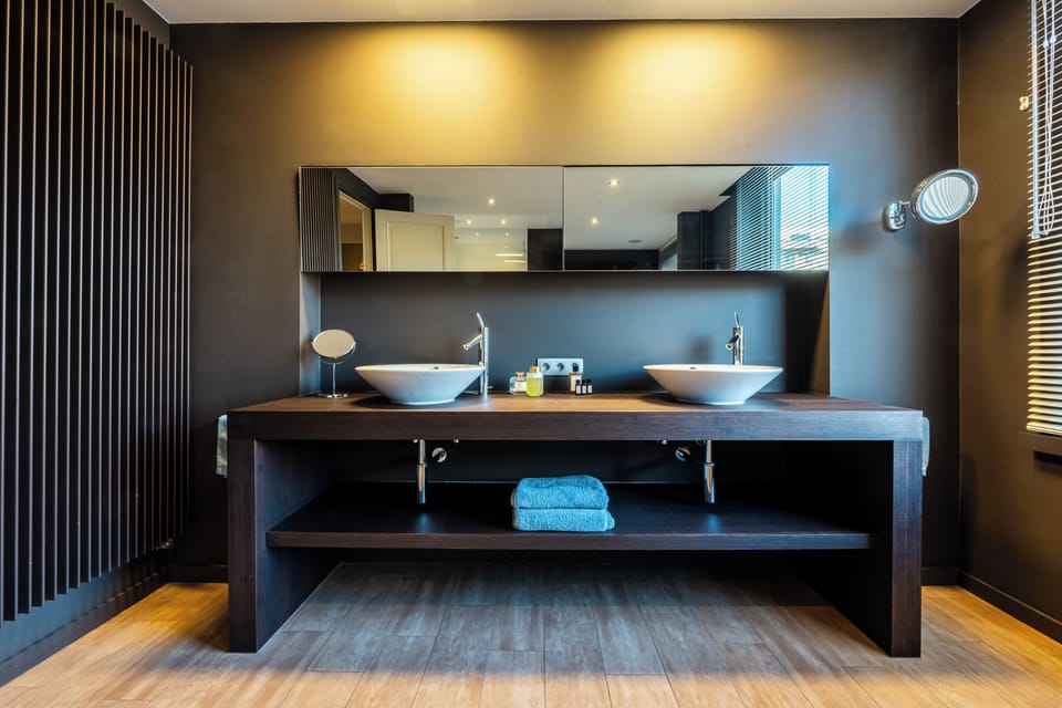 Deluxe Suite, 1 Bedroom | Bathroom | Bathrobes, slippers