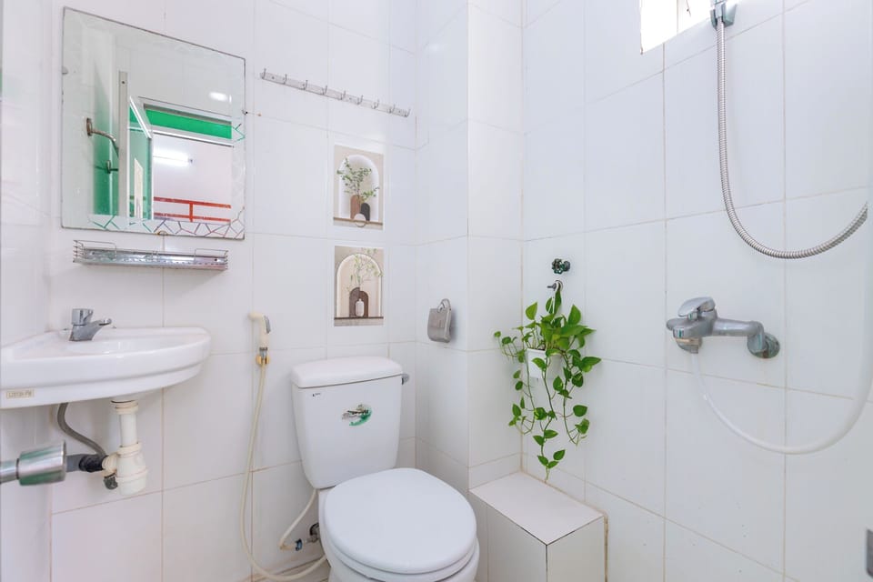 Shower, hydromassage showerhead, free toiletries, hair dryer