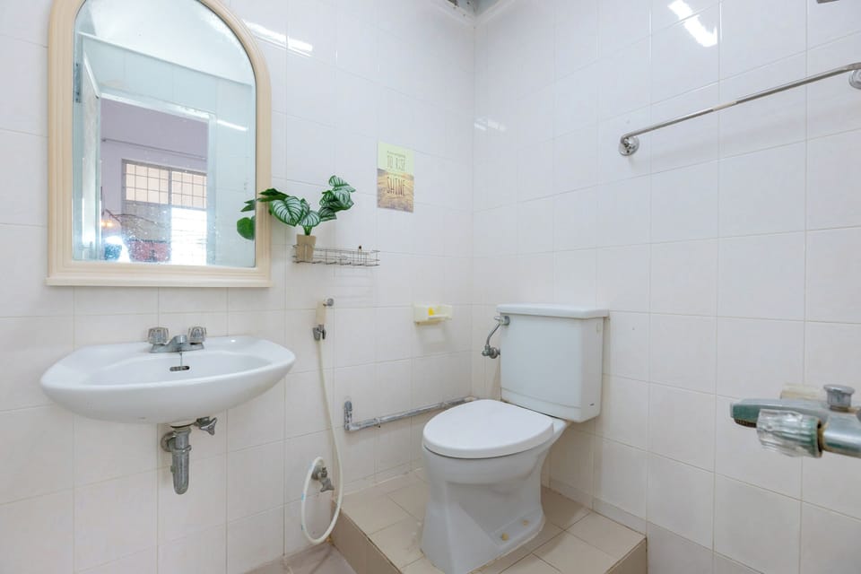 Basic Room | Bathroom | Shower, hydromassage showerhead, free toiletries, hair dryer