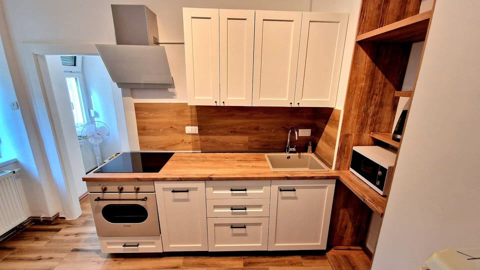 Apartment, 1 Bedroom, Smoking, City View | Interior