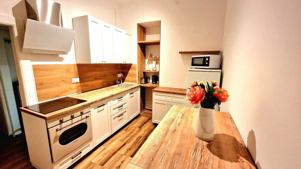 Apartment, 1 Bedroom, Smoking, City View | Interior