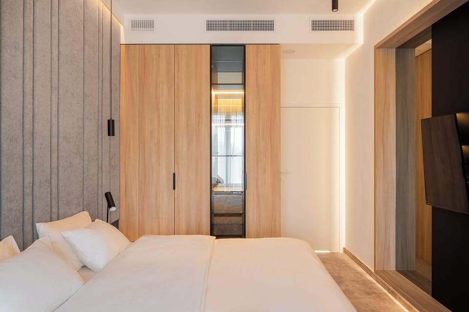 Hypo-allergenic bedding available, in-room safe, desk, laptop workspace