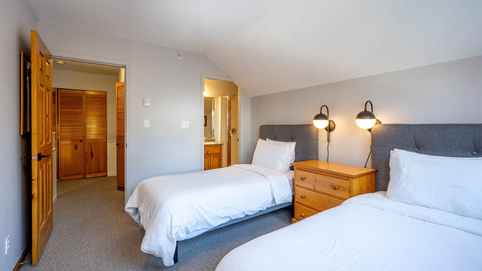 Upper Floor - 2nd Bedroom With King Bed or 2x Twin Beds & Ensuite