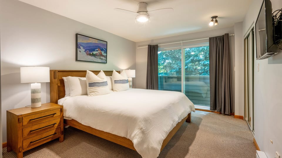 Upper Floor - Primary Bedroom With King Bed & Ensuite