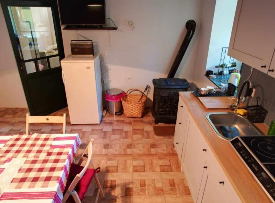 House (Holiday Home Saniv) | Private kitchen | Fridge