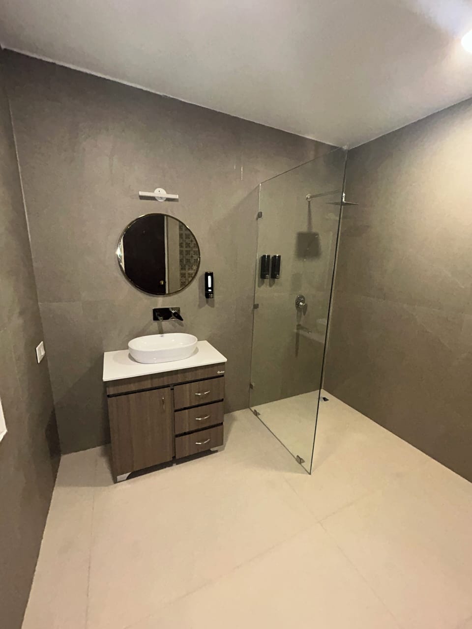 Deluxe Twin Room, Garden View | Bathroom | Shower, free toiletries, hair dryer, towels
