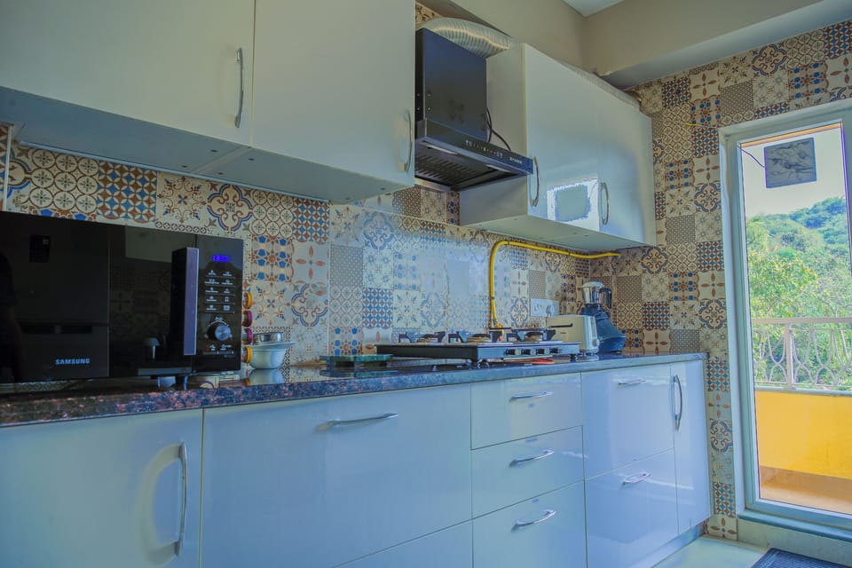 Apartment, 3 Bedrooms, Balcony, Pool View | Private kitchen