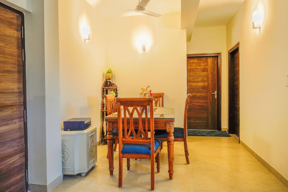 Apartment, 3 Bedrooms, Balcony, Pool View | In-room dining