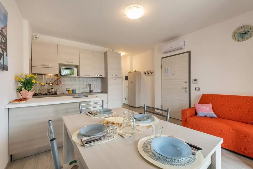 Apartment, 1 Bedroom, Balcony, City View | Dining room