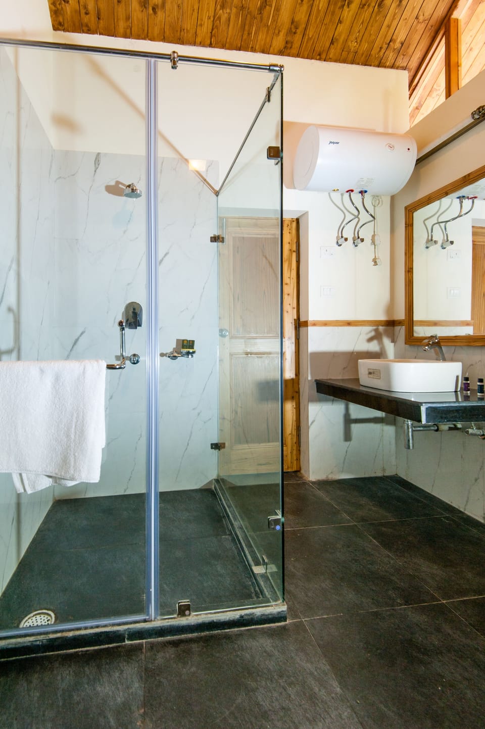 Suite Mountain View | Bathroom | Shower, free toiletries, hair dryer, slippers