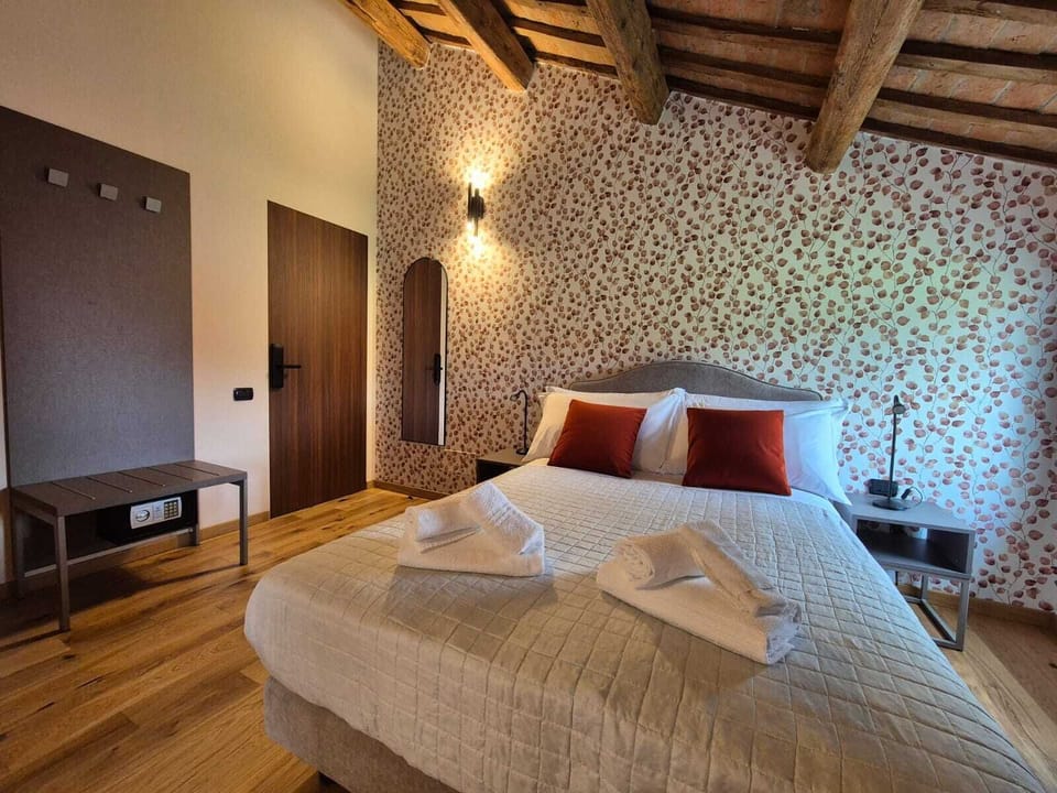 Business Room | Free minibar, in-room safe, desk, laptop workspace