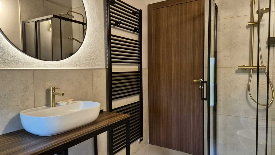 Deluxe Room | Bathroom | Shower, hair dryer, bathrobes, towels