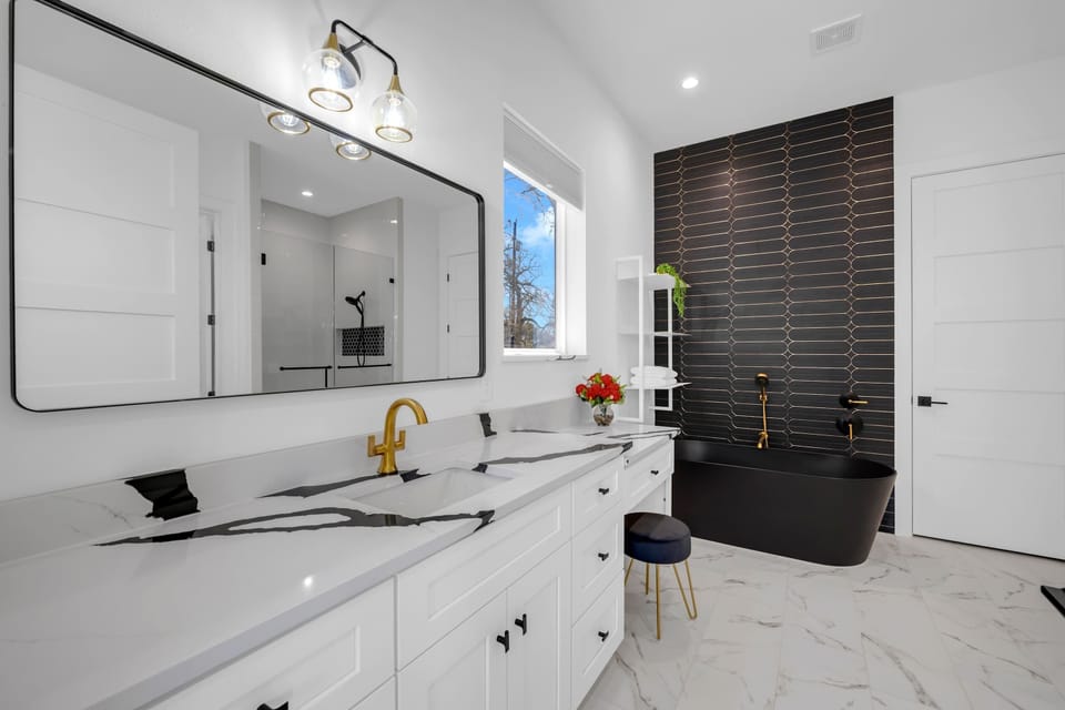Bathroom 1: Master