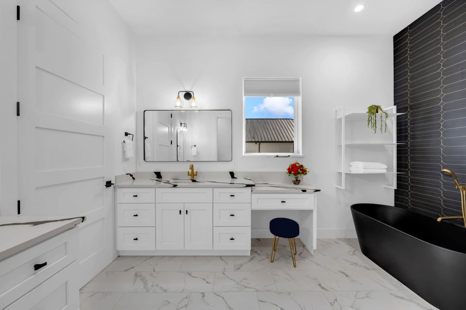 Bathroom 1: Master