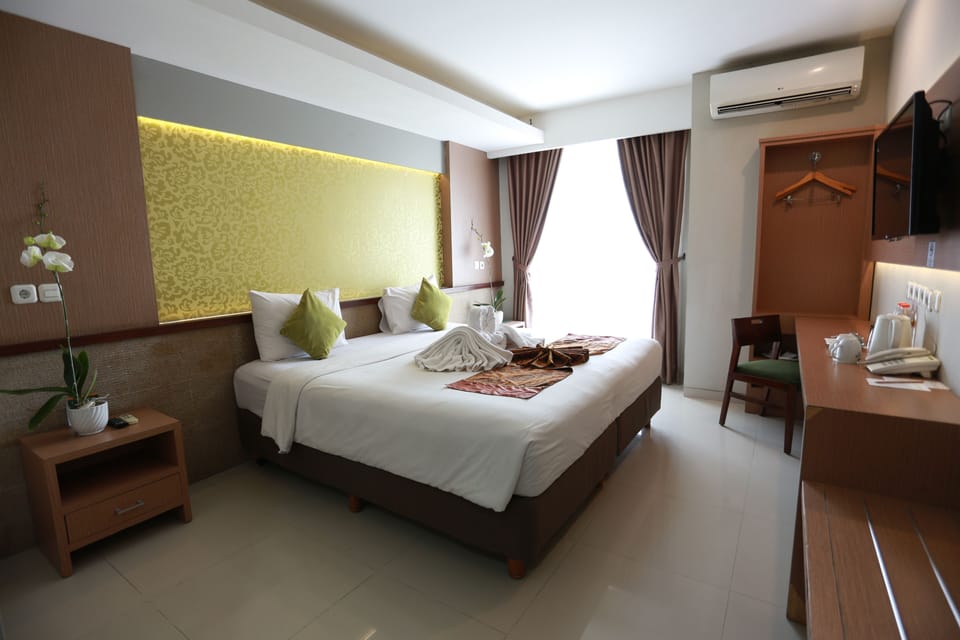 Deluxe Room, 1 King Bed | Desk, rollaway beds, free WiFi