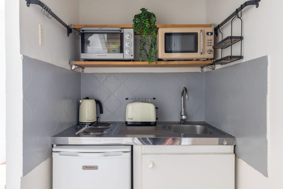 Studio | Private kitchen | Fridge, microwave, stovetop, electric kettle