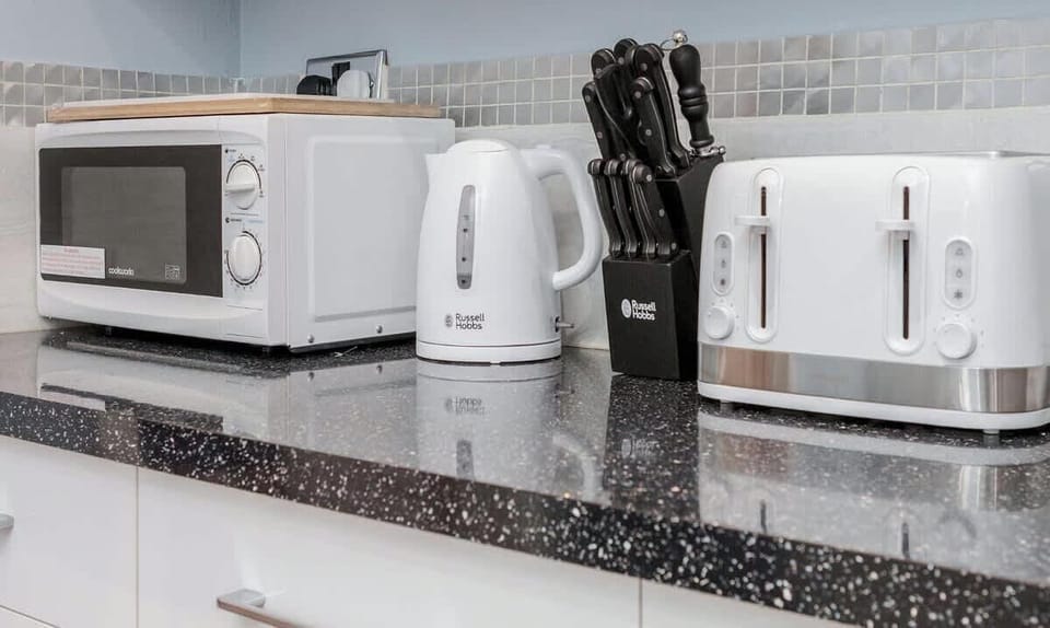 Fully equipped Kitchen at Jesswood Properties Short Lets & Serviced Accommodation