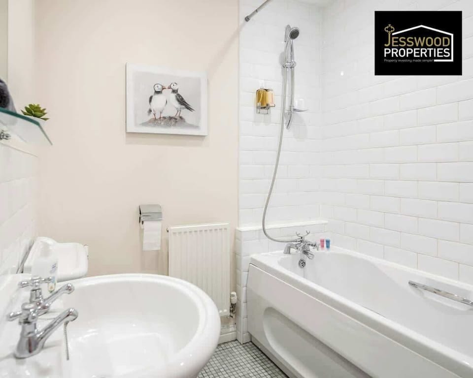 Full Bathroom at Jesswood Properties Short Lets & Serviced Accommodation