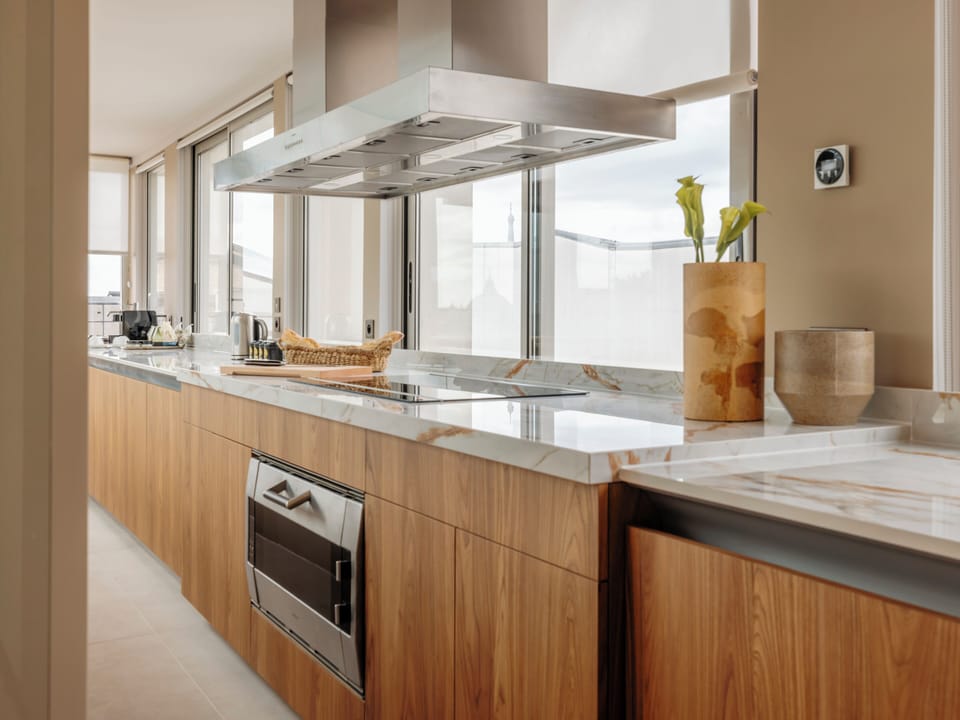 Executive Suite, Multiple Beds, City View | Private kitchen | Full-size fridge, microwave, oven, stovetop