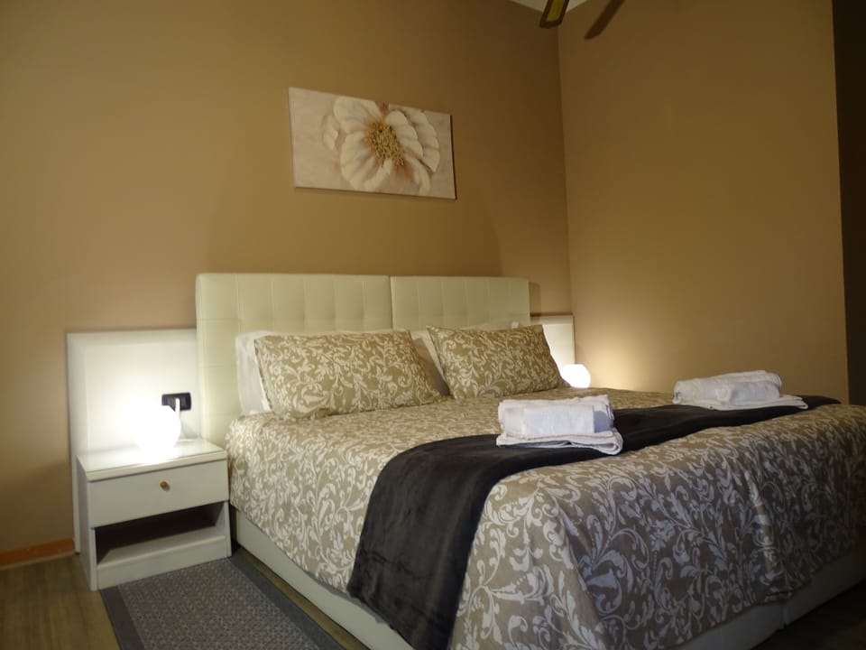 Classic Twin Room | Desk, laptop workspace, free WiFi, bed sheets