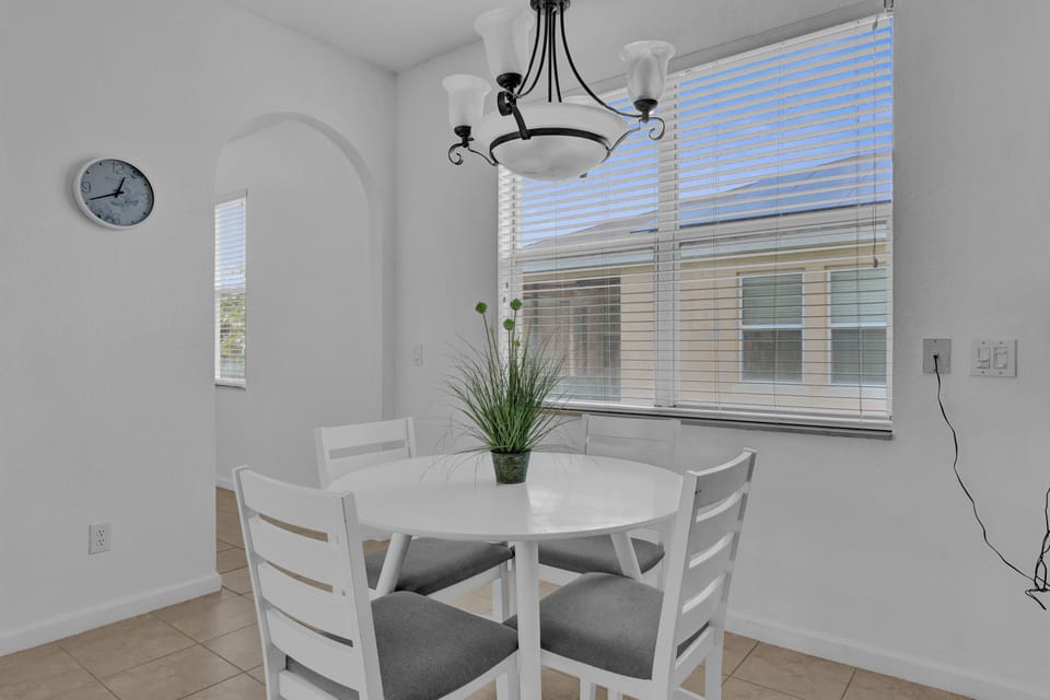 Breakfast Eating Area that Seats 4 People