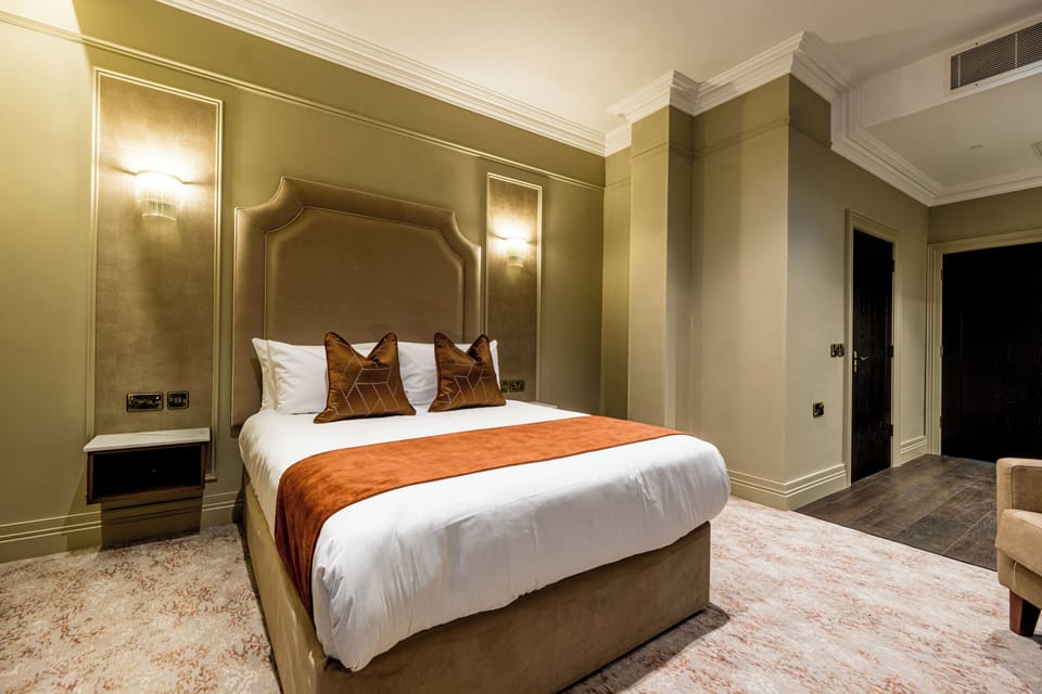 Deluxe Double Room | In-room safe, desk, soundproofing, iron/ironing board