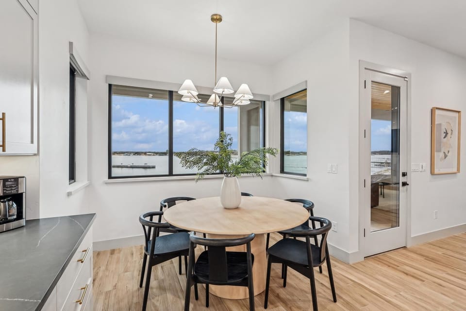 Table for 6 plus 4 barstools