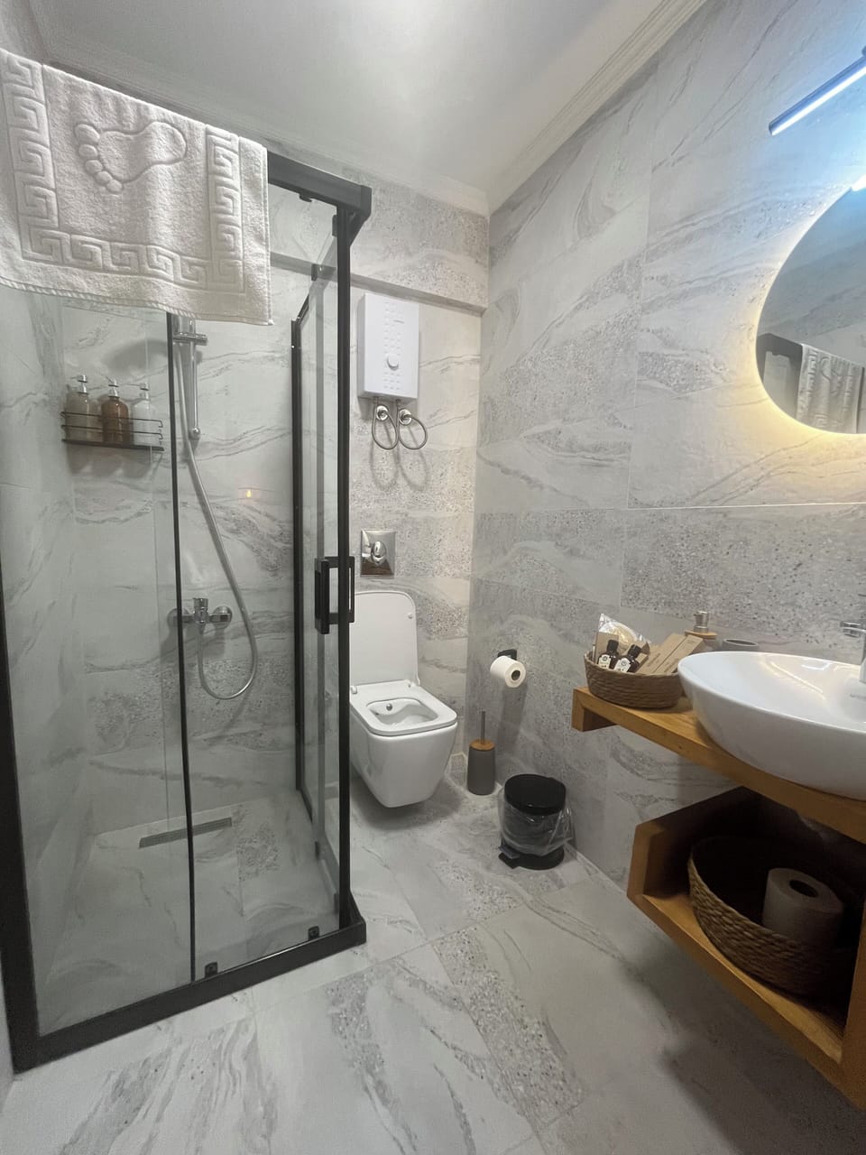 Basic Room | Bathroom | Shower, hair dryer, slippers, towels