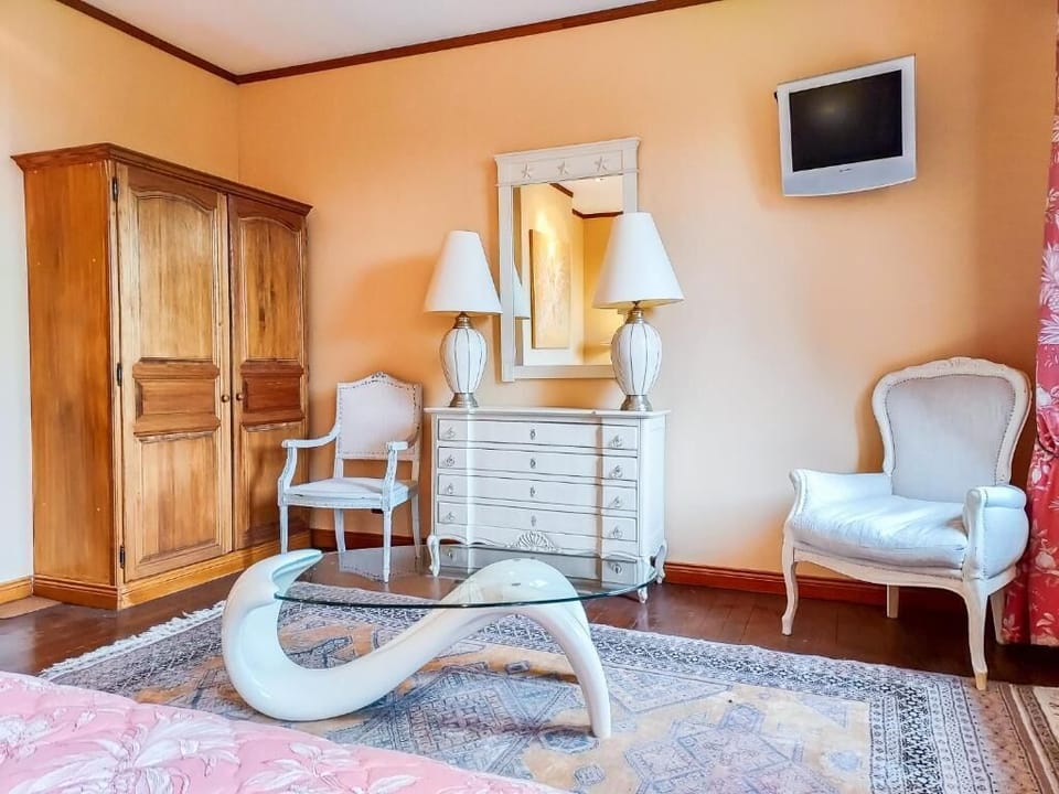 Classic Double Room, Garden View | Living area